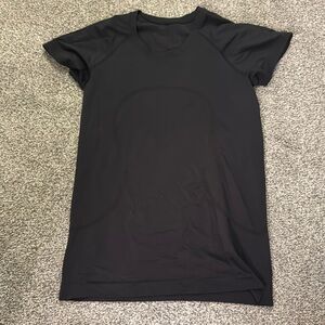 black lululemon tee shirt